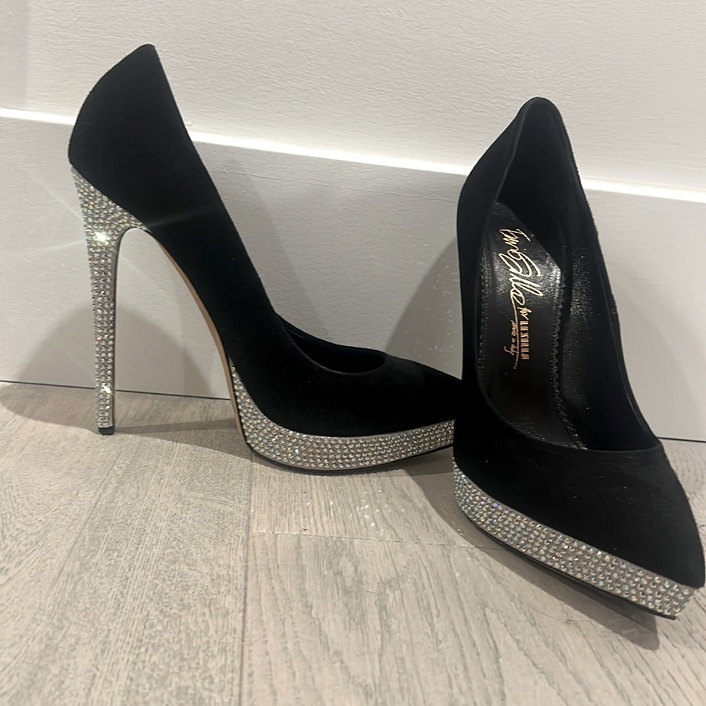 The perfect shoe for an LBD. Add some sparkle with these perfect pumps.